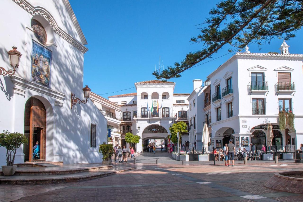 Apartamentos Vacacional En Plaza De Espana Nerja Bagian luar foto